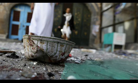 Yemen: Más de 25 mártires por dos explosiones en una mezquita de Sanaa